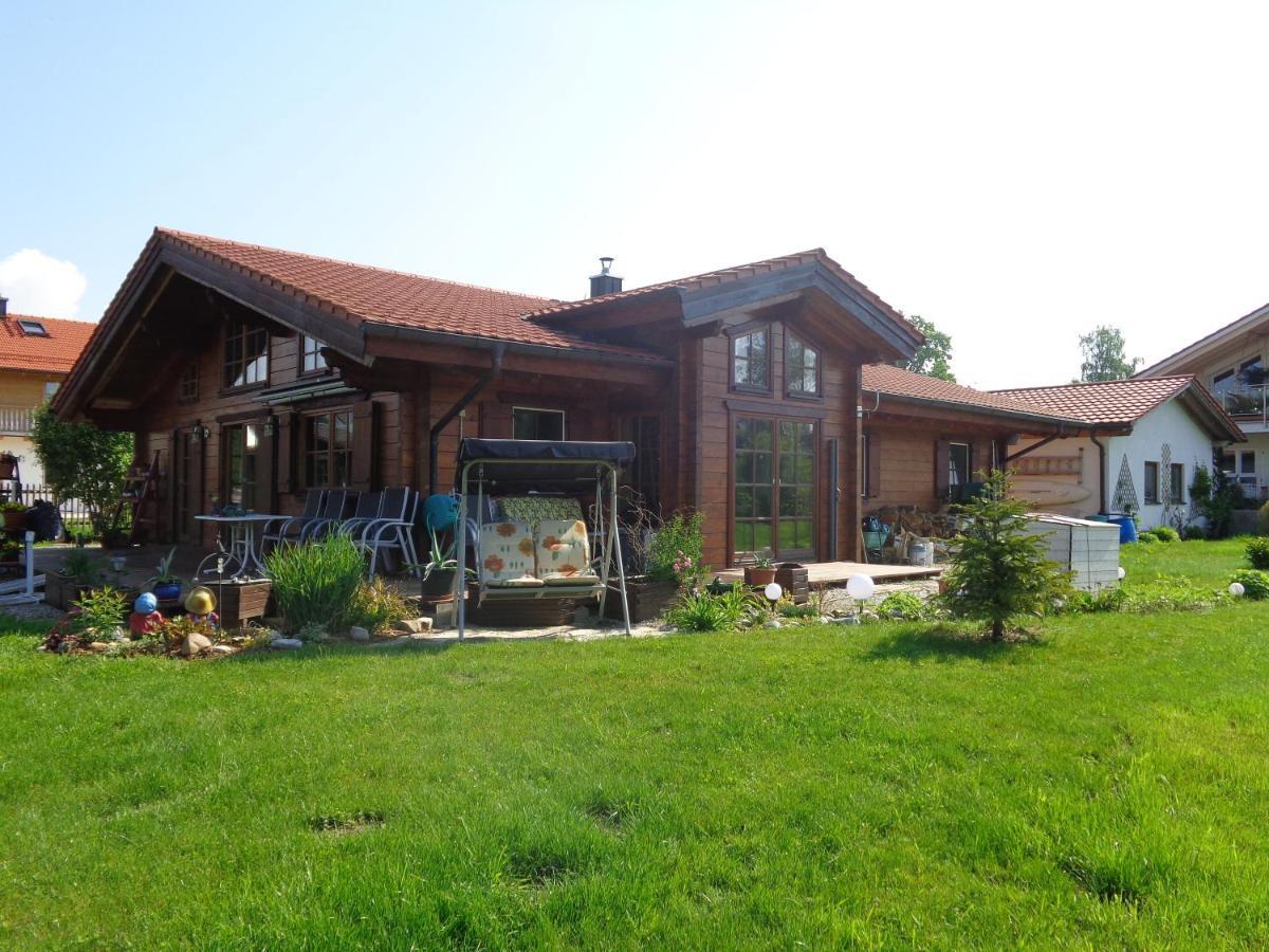 Barrierefreies Zimmer Im Blockhaus Mit Sauna Am See Soyen Kültér fotó