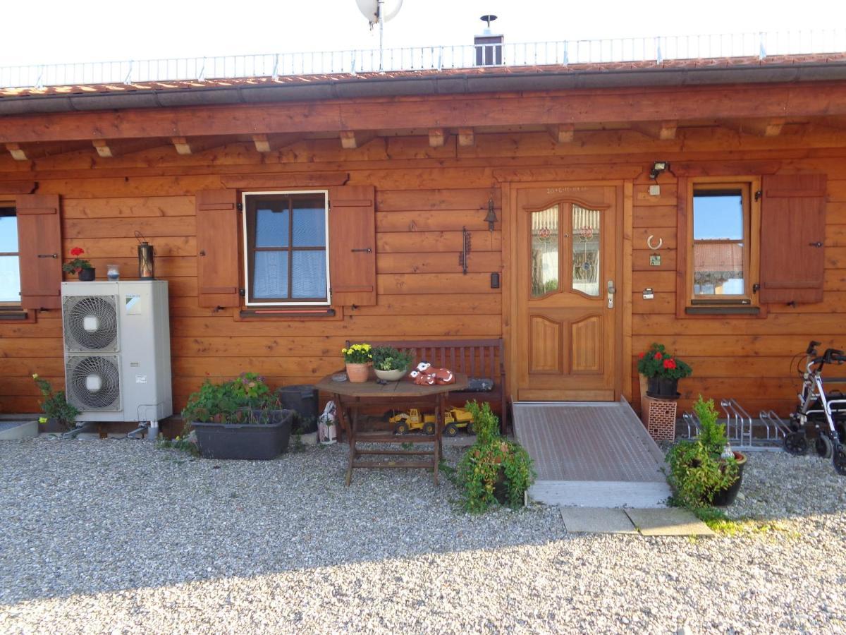 Barrierefreies Zimmer Im Blockhaus Mit Sauna Am See Soyen Kültér fotó